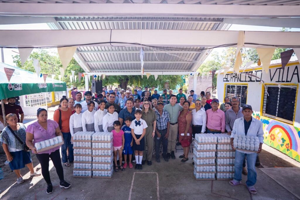Ana Miriam Ramos encabeza entrega de agua purificada a vecinos de la sindicatura Baila