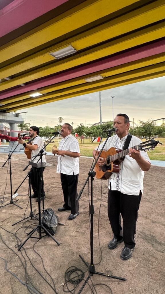 Trío Azteca Culiacán llena de buena música y romanticismo el Parque Acuático