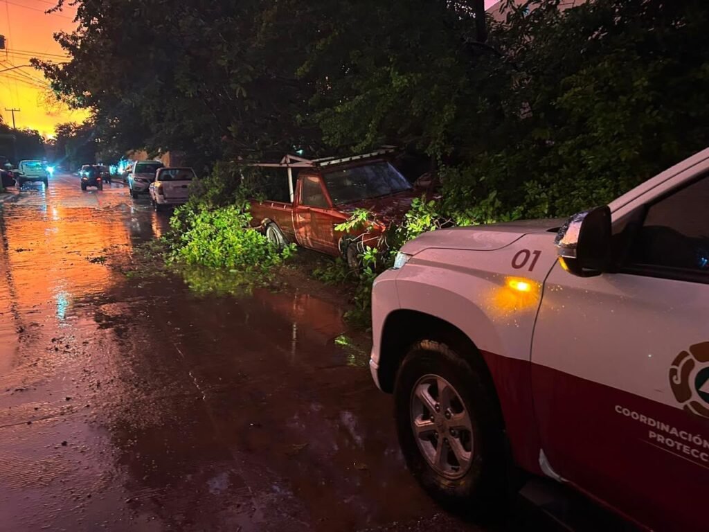 Lluvias movilizan a Protección Civil: rescatan a cuatro personas y atienden más de 20 emergencias en Culiacán
