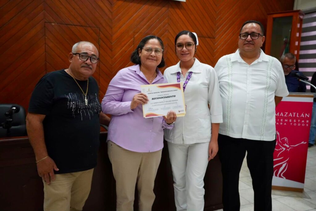 Minerva Osuna reconoce a 21 nuevos profesionistas de la salud al concluir su pasantía en el Hospital Municipal