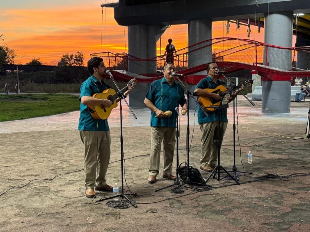 El Trío Azteca Culiacán “Ilumina” el Parque Acuático con su magia musical