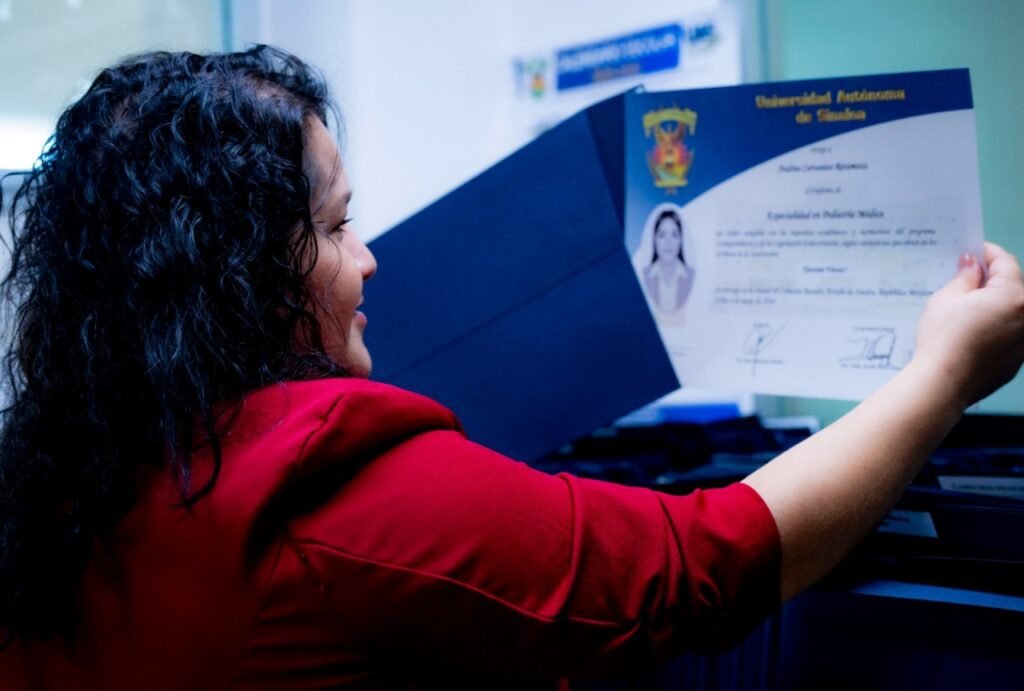 ¿Te vas a graduar? La UAS entrega títulos en menos de 20 días hábiles y ofrece diversas opciones de titulación, garantizando certeza jurídica