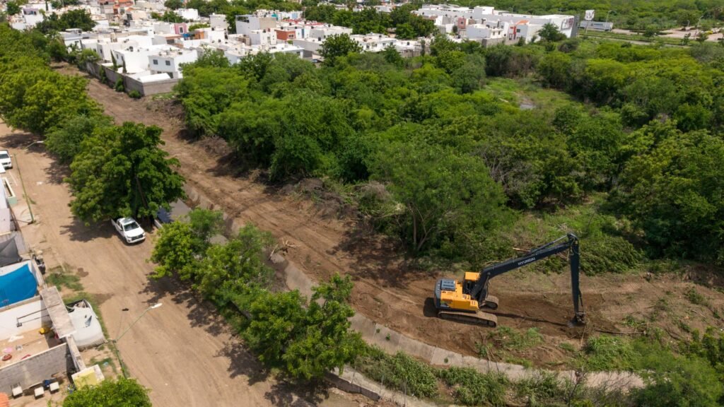 Atiende Ayuntamiento a familias de la colonia Centenario con trabajos de limpieza y desazolve
