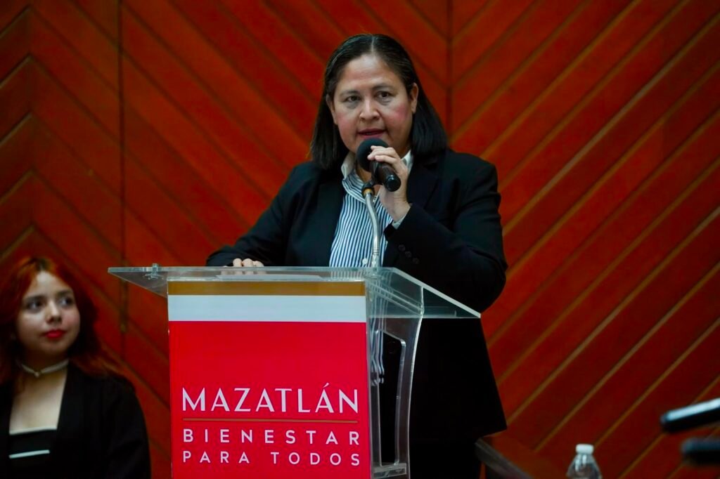 Minerva Osuna toma protesta al Cabildo Juvenil 2026 de Mazatlán