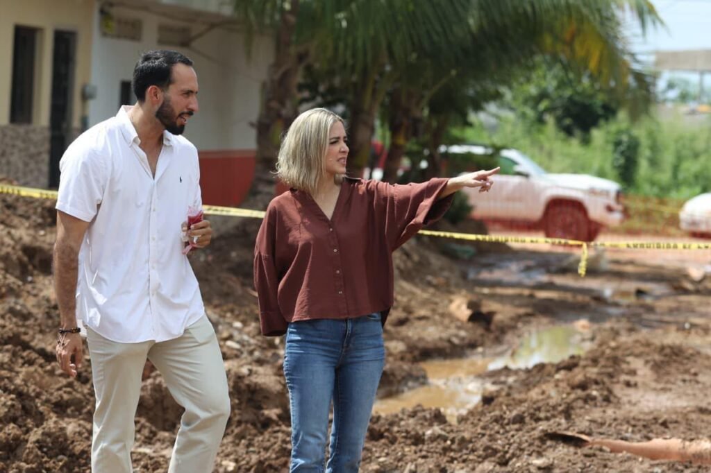 Estrella Palacios supervisa obra de pavimentación en Rincón de Mazatlán