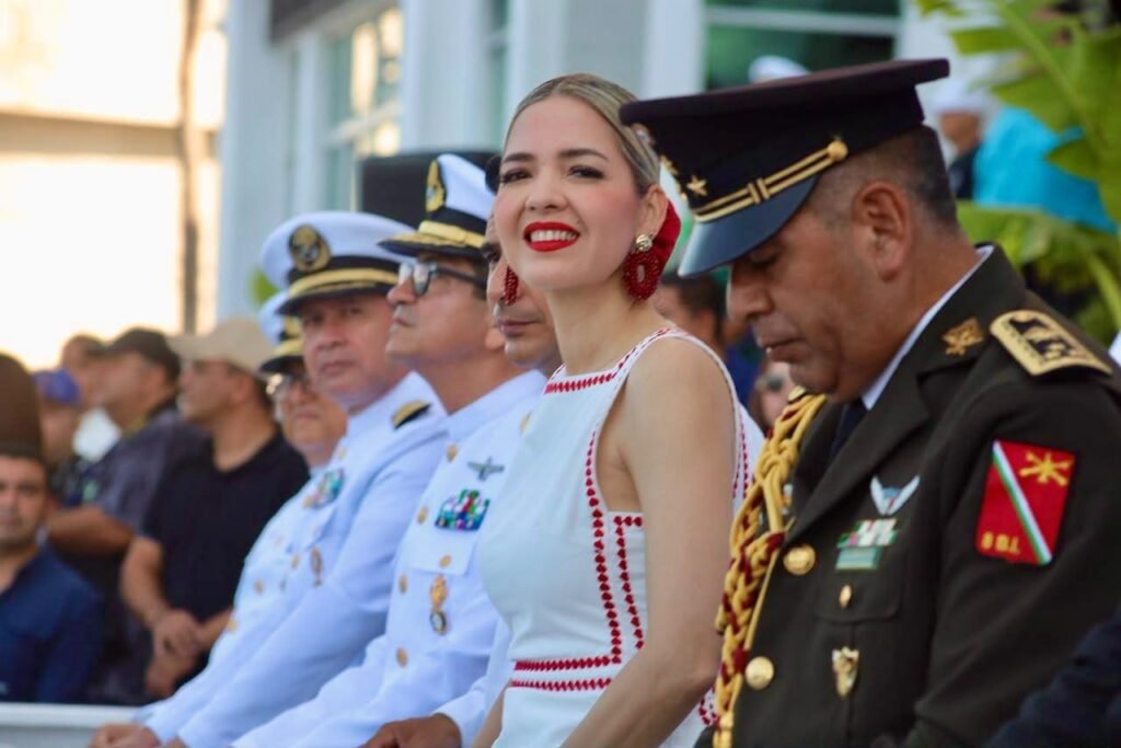 Encabeza Estrella Palacios Domínguez tradicional desfile cívico-militar por el 216 aniversario de la Independencia de México en el Malecón