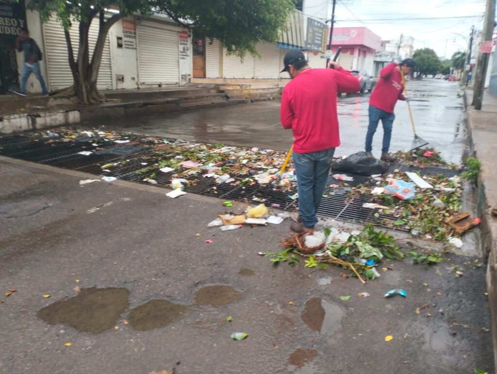 Retiran 900 kilos de basura de rejillas pluviales tras las lluvias en Culiacán