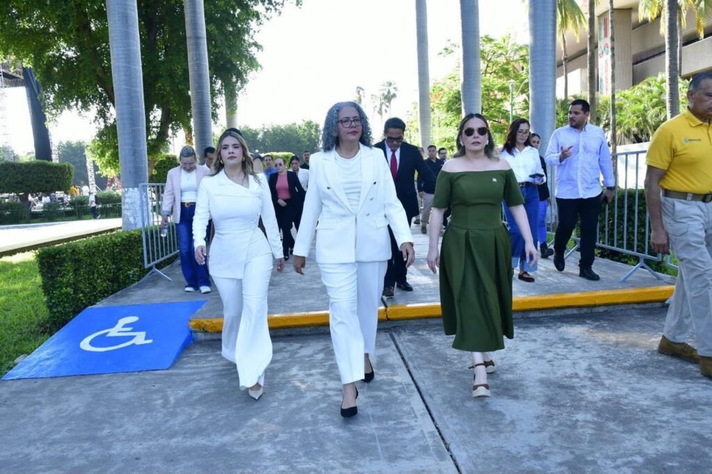 Participa Ana Miriam Ramos en ceremonia cívica por el 216 aniversario de la Independencia de México