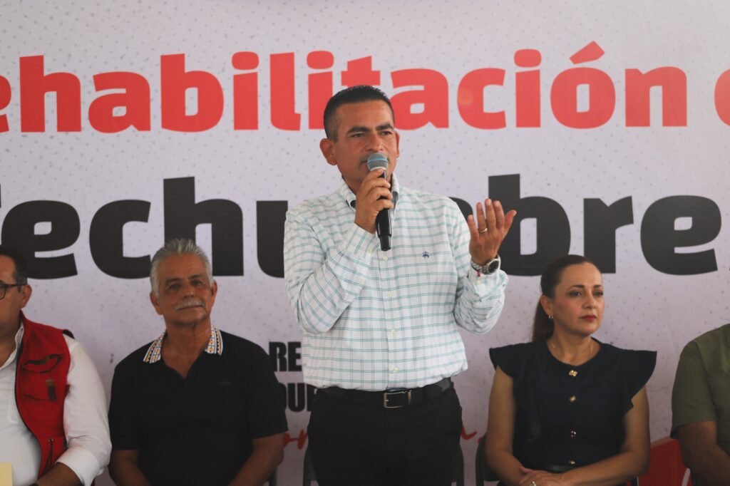 Entrega Jorge Bojórquez techumbre rehabilitada en Dautillos. 