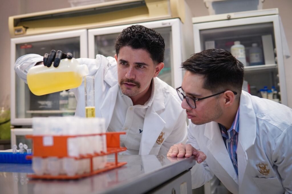 Jóvenes científicos de la Facultad de Ciencias Químico Biológicas de la UAS emprenderán estancia de alto nivel en el Consejo Superior de Investigaciones Científicas de España