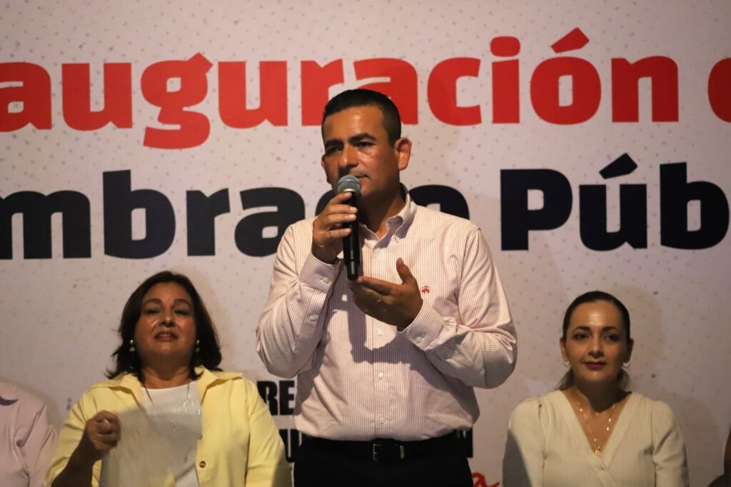 Entrega alcalde, Dr. Jorge Bojórquez nuevo alumbrado público en la colonia popular