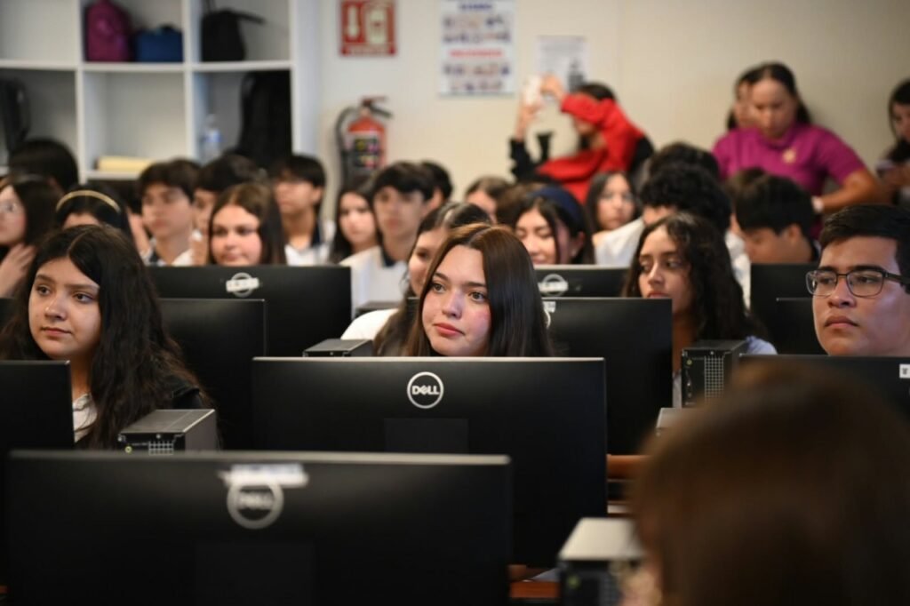 Acercan la Unidad de Bienestar Universitario y el Ayuntamiento de Culiacán herramientas de seguridad a estudiantes de la Preparatoria Rafael Buelna Tenorio