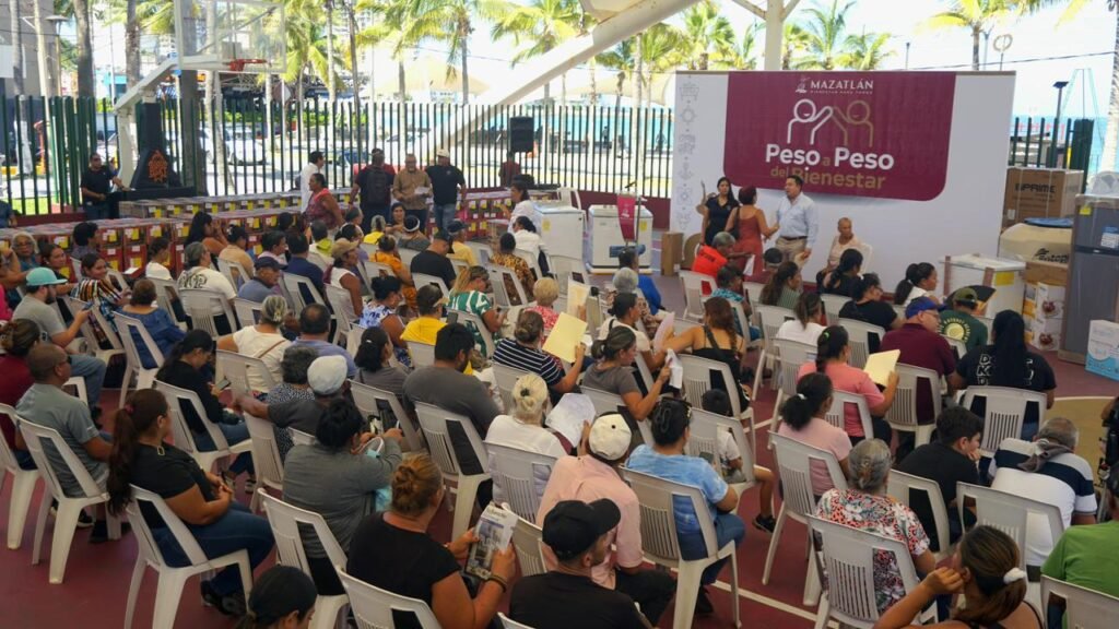 Gobierno de Mazatlán entrega apoyos “Peso a Peso del Bienestar” a 208 familias