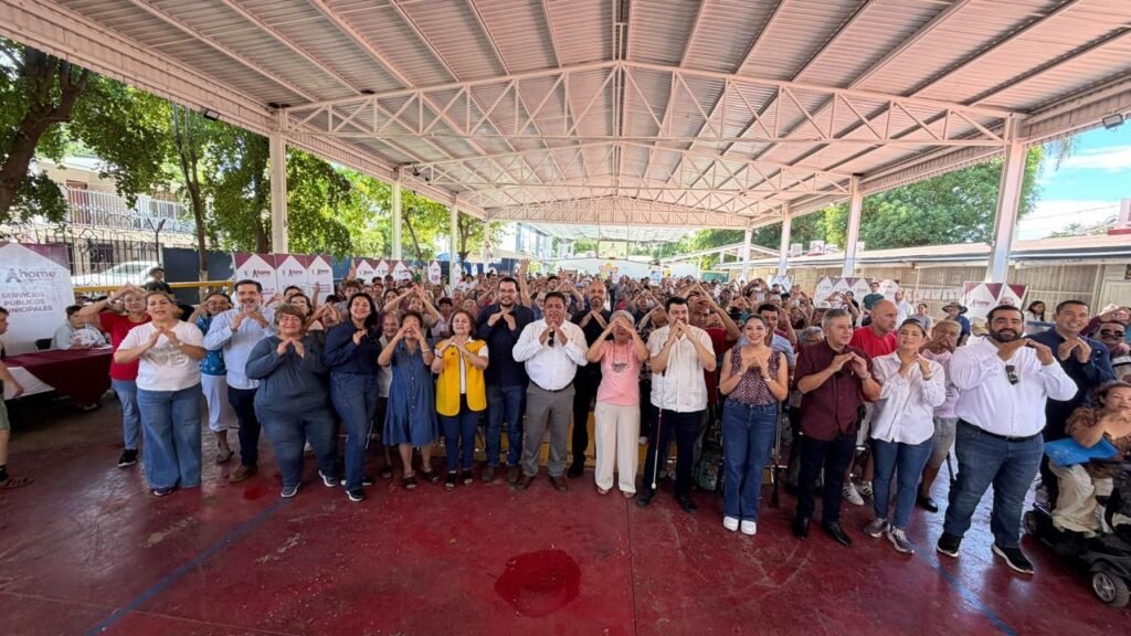 Caravana del Bienestar llega a la colonia Texas; anuncian rehabilitación de cancha escolar