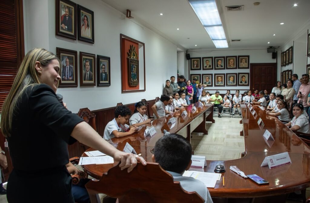 Ana Miriam Ramos acompaña a estudiantes de la primaria Benito Juárez durante visita al Ayuntamiento de Culiacán