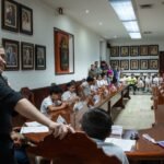 Ana Miriam Ramos acompaña a estudiantes de la primaria Benito Juárez durante visita al Ayuntamiento de Culiacán