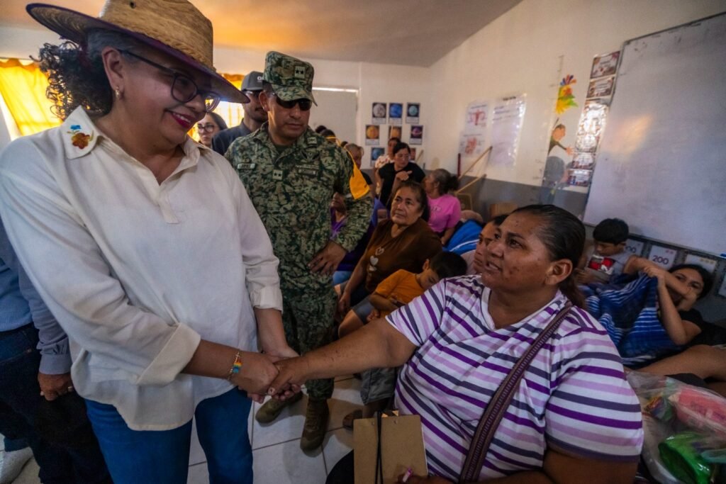 Visita Gobernadora Graciela Domínguez, a familias afectadas por mareas altas en el campo pesquero Las Aguamitas, Navolato