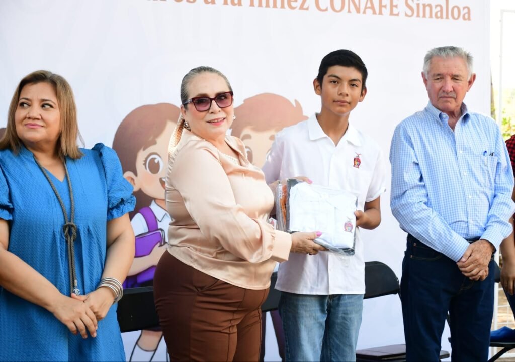 Entrega el Gobierno de Sinaloa, a través de la SEPyC, uniformes, calzado y útiles gratuitos a estudiantes de CONAFE en Villa Juárez