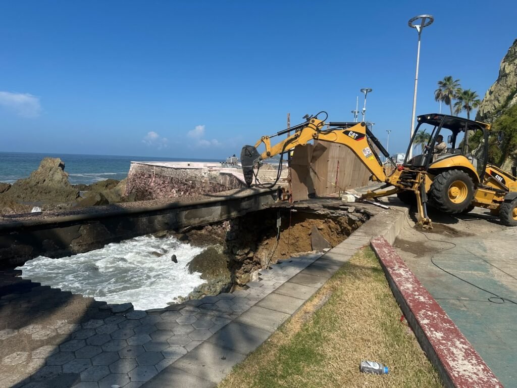 Obras Públicas inicia trabajos para reparar el muro a un costado del monumento a la Mujer Mazatleca