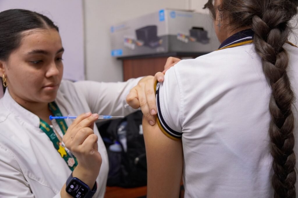 Con la meta de reforzar la prevención invernal, la Unidad de Bienestar Universitario y el IMSS arrancan brigada de salud médica en la Preparatoria Jorge Fausto Medina Viedas