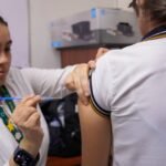 Con la meta de reforzar la prevención invernal, la Unidad de Bienestar Universitario y el IMSS arrancan brigada de salud médica en la Preparatoria Jorge Fausto Medina Viedas