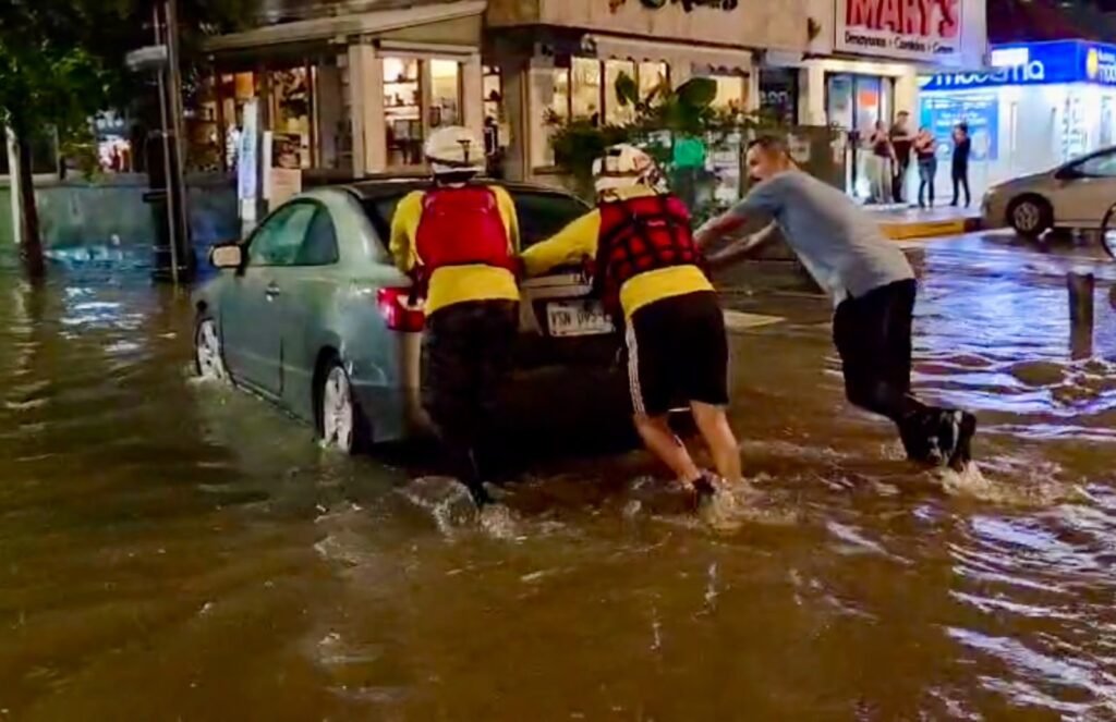 Protección Civil mantiene recorridos preventivos por lluvias en Mazatlán
