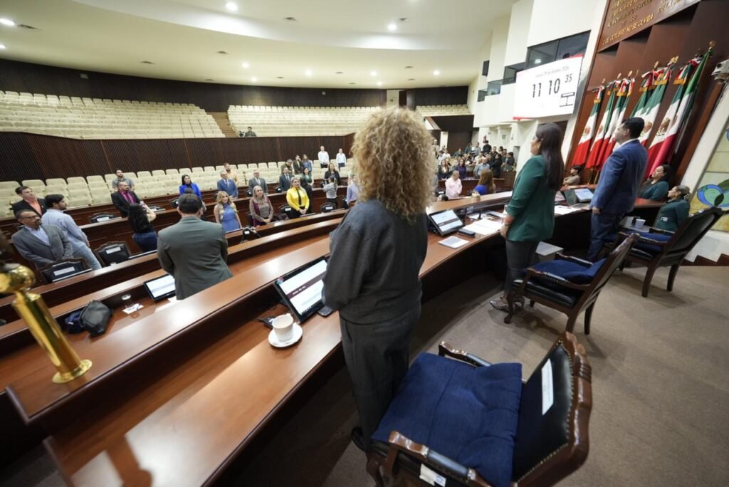Guardan minuto de silencio en Congreso de Sinaloa en memoria de Cuauhtémoc Cárdenas