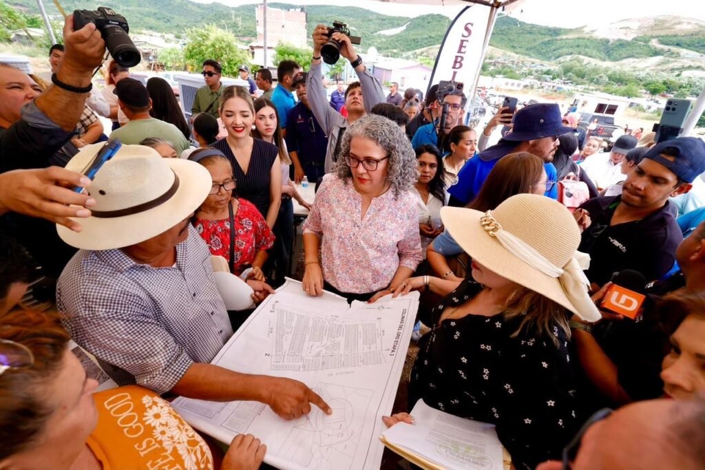 En Mazatlán, Gobernadora Graciela Domínguez sostiene encuentro con familias desplazadas para llevarles distintos apoyos