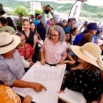 En Mazatlán, Gobernadora Graciela Domínguez sostiene encuentro con familias desplazadas para llevarles distintos apoyos
