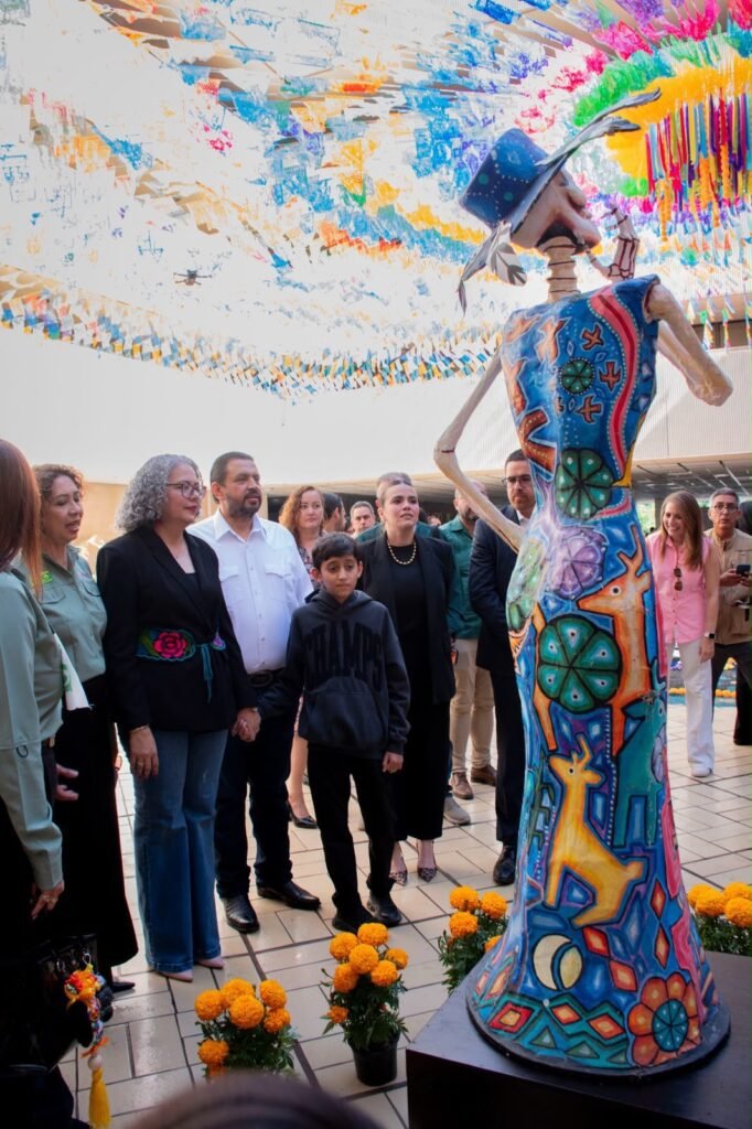 Reconocen a participantes en la colocación de ofrendas florales por el Día de Muertos en la explanada del Palacio de Gobierno
